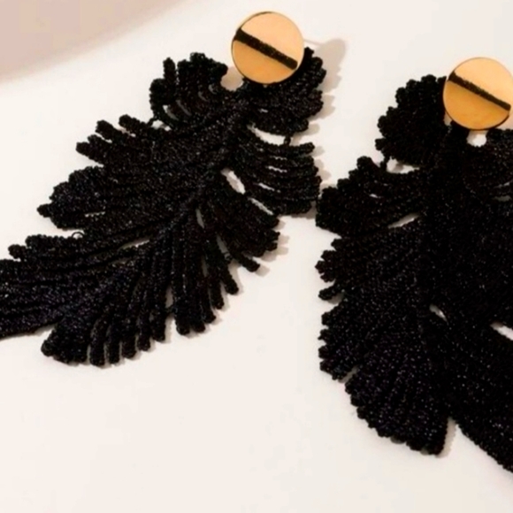 NEW WITH TAGS!Bohemian Black Leaf Earrings - Picture 2 of 3